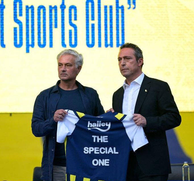 足坛狂欢夜：意甲双雄强势发力，穆帅东家创造历史，西甲格局显现断层